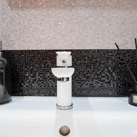 Goralski Dom Z Kominkiem シャレー ザコパネ