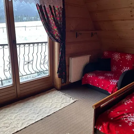 Goralski Dom Z Kominkiem シャレー ザコパネ