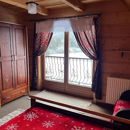 Goralski Dom Z Kominkiem ザコパネ